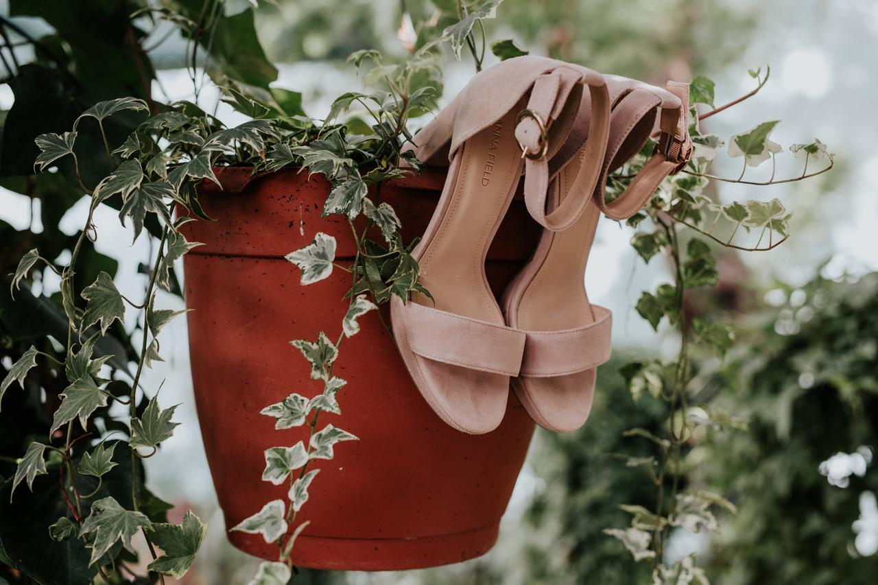 Bodas en color rosa románticas y solidarias: zapatos de novia de color