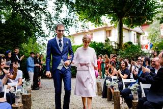 Madrina de boda civil: novio y madrina caminando por el pasillo de una ceremonia de boda civil al aire libre