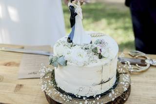 Tarta de boda seminaked cake con flores decorativas