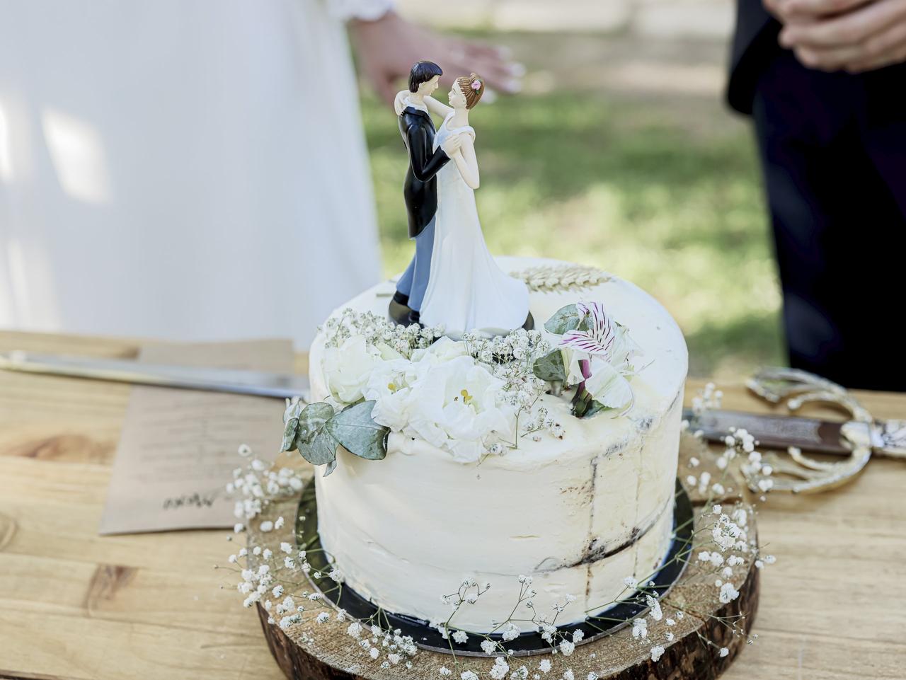 Tarta de boda seminaked cake con flores decorativas