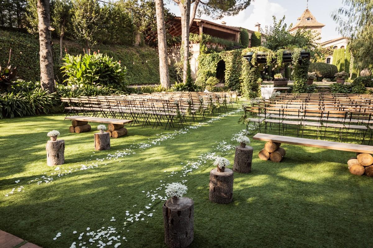 Decoración boda civil: precioso exterior preparado para una boda civil al aire libre