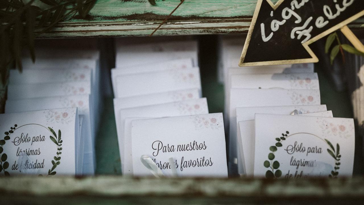 Pañuelos para lágrimas de felicidad boda dentro de una cajón de una cómoda vintage de color verde