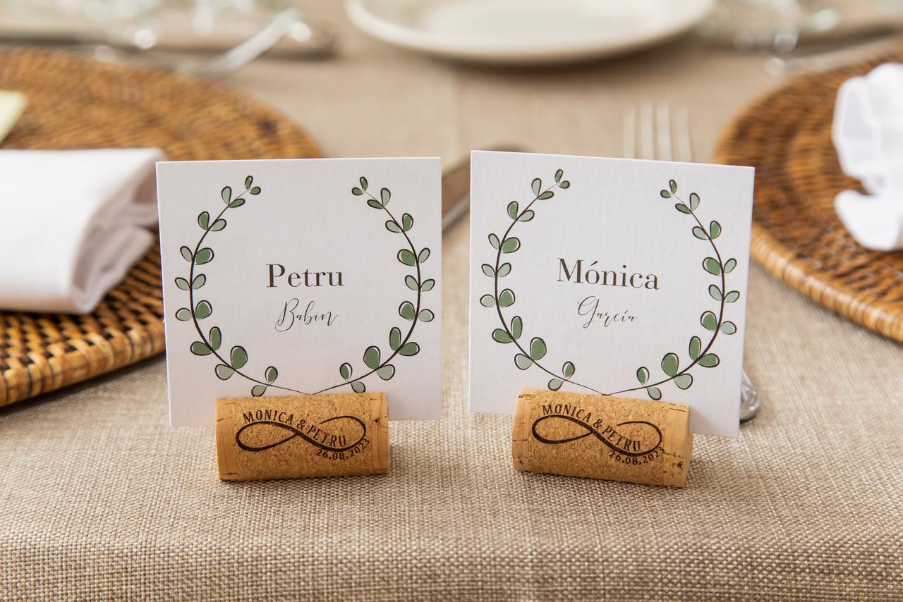 Marcasitios boda con tarjetas y tapones de corcho con el logo, los nombres y la fecha de la boda