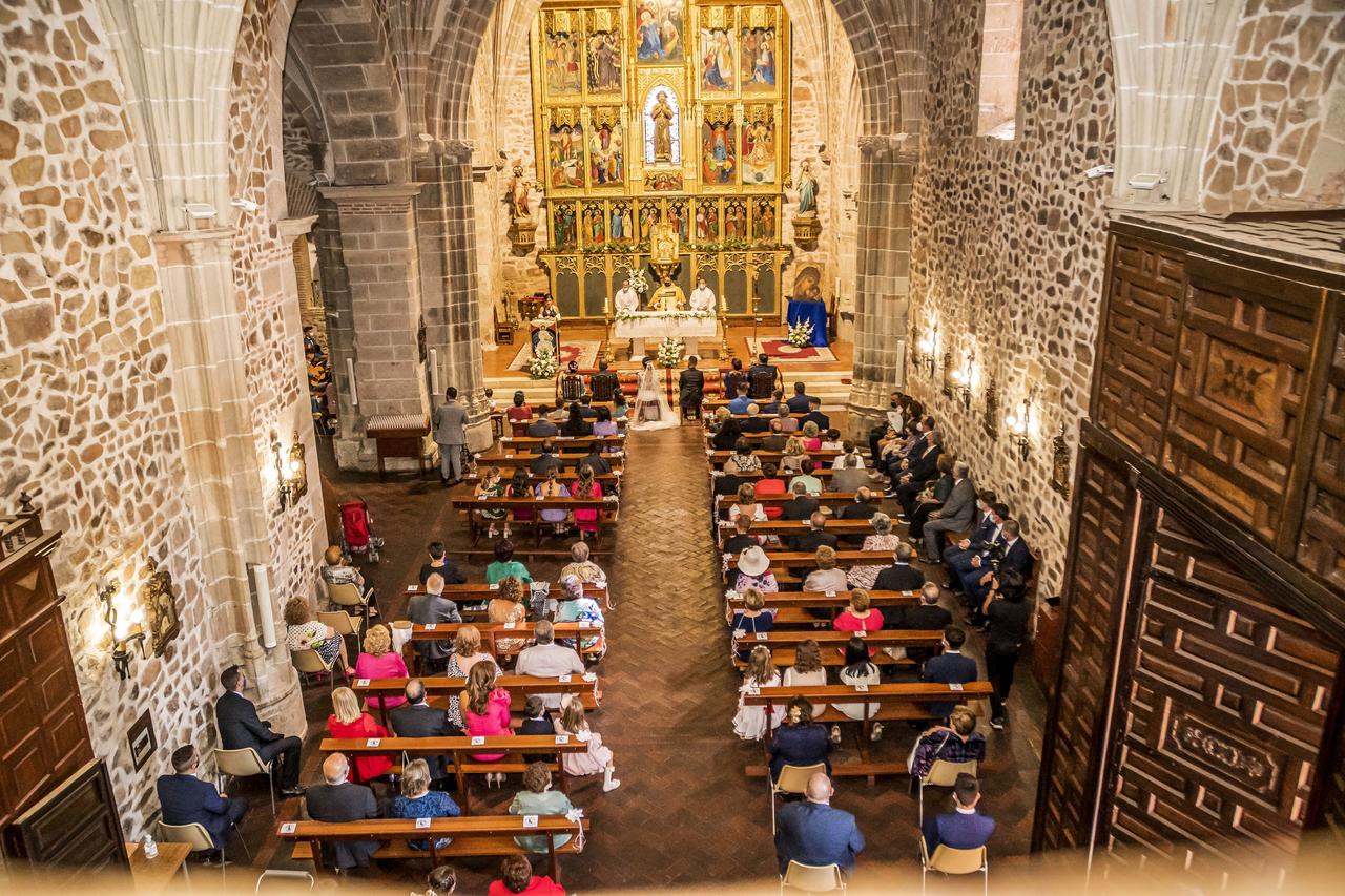Interior de una iglesia durante la celebración de una boda religiosa