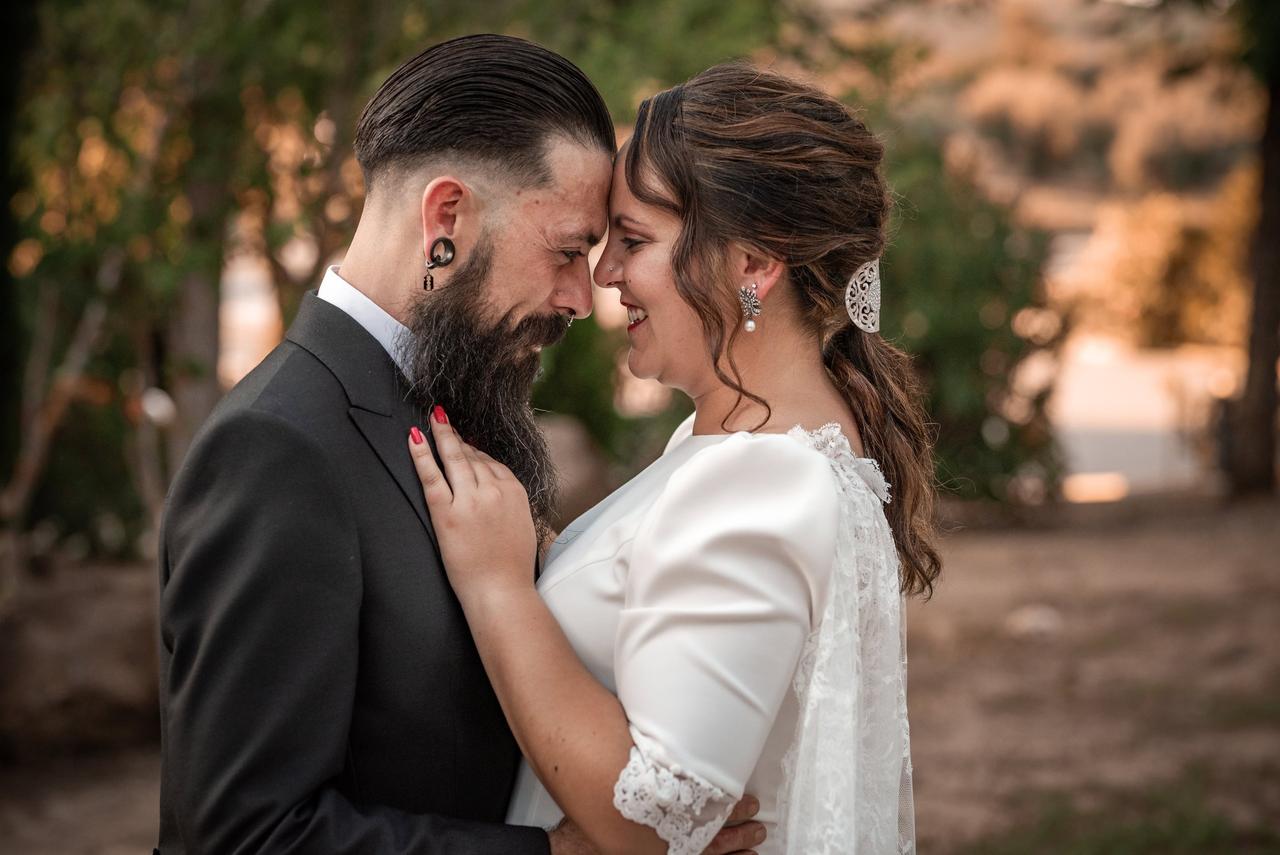 Enamorarse de ti: pareja de recién casados en actitud muy cariñosa