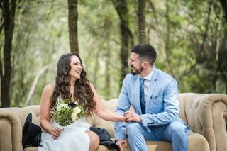 Chica con un peinado de novia para pelo suelto sentada en un sofá al lado de su pareja