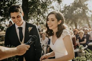 Pareja enamorada el día de su boda durante la ceremonia