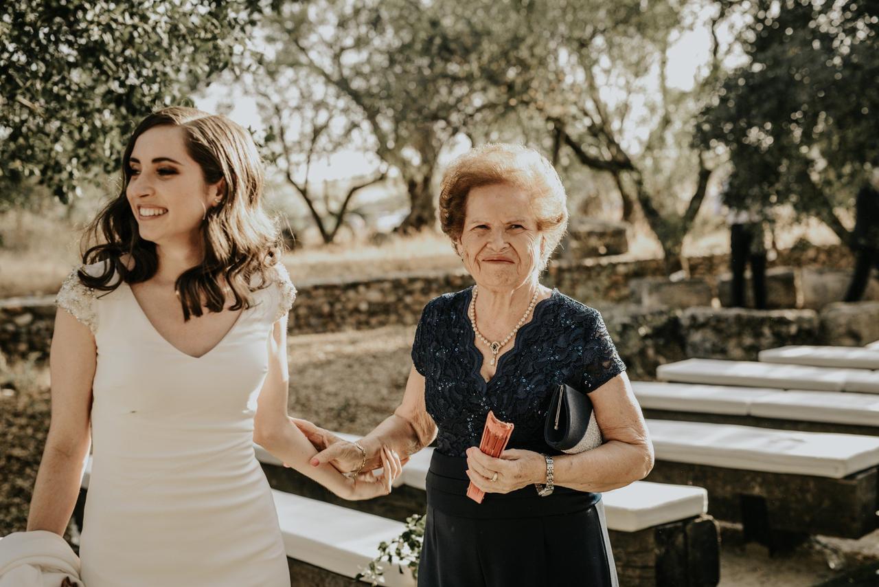 Novia con su abuela muy sonrientes el día de la boda
