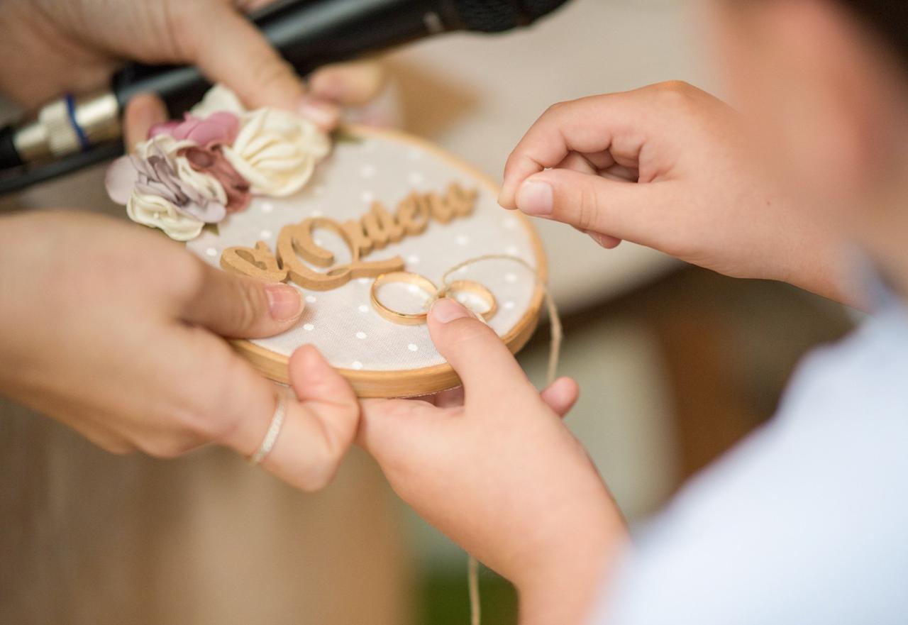 bastidor porta alianzas flores para la boda