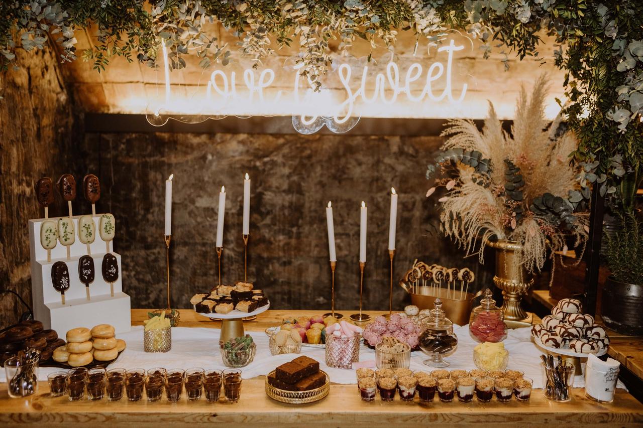 Boda low cost: mesa de candy bar llena de diferentes tipos de dulces