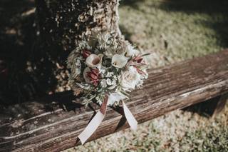 Precioso ramo de novia natural con calas blancas, entre otras flores de temporada