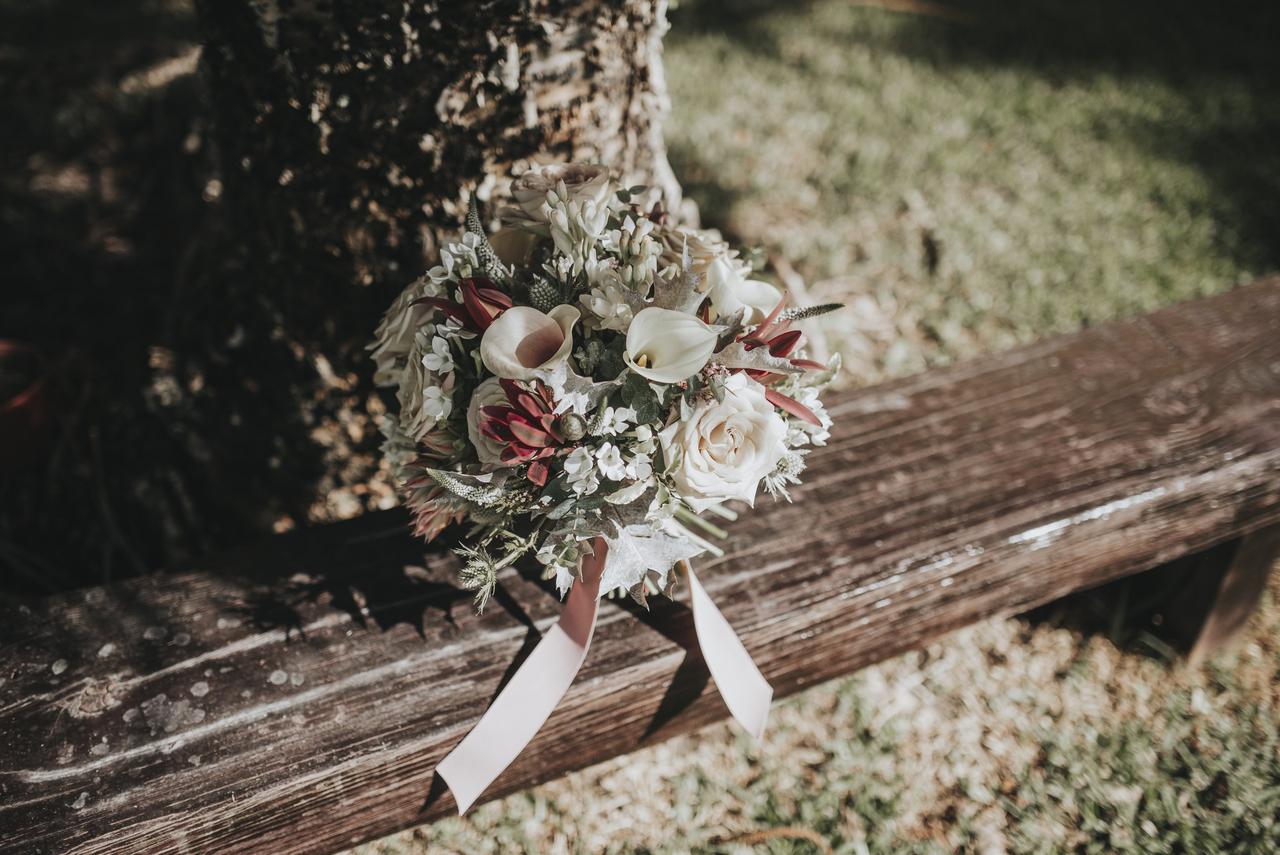 Precioso ramo de novia natural con calas blancas, entre otras flores de temporada