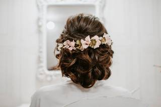 Chica de espaldas con el pelo recogido y una corona de flores