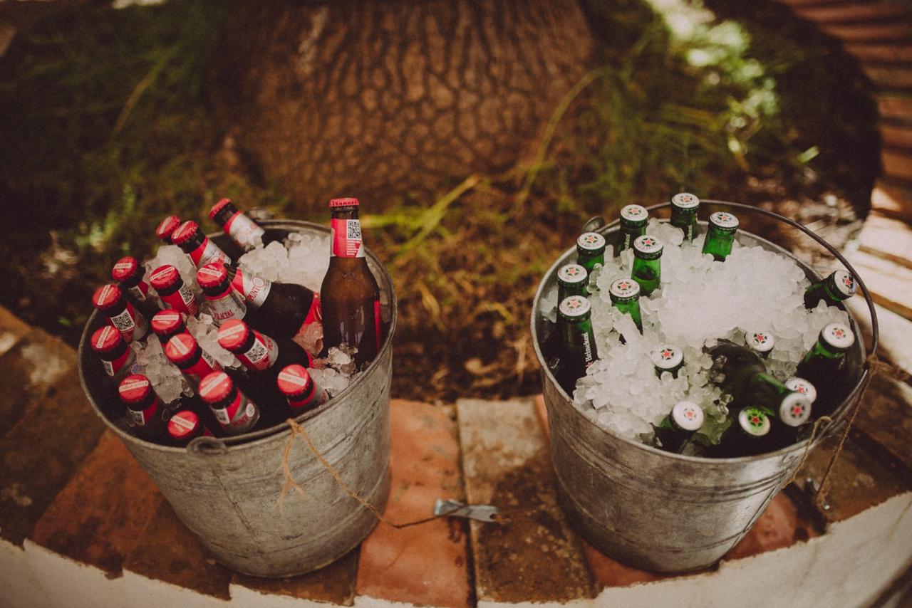 Rincón cerveza boda con dos cubos de cinc con diferentes variedades