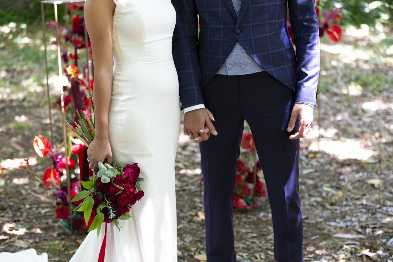 Pareja de recién casados durante la sesión fotográfica el día de la boda