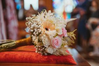 Ramo de novia con astilbe y rosas en varios tonos