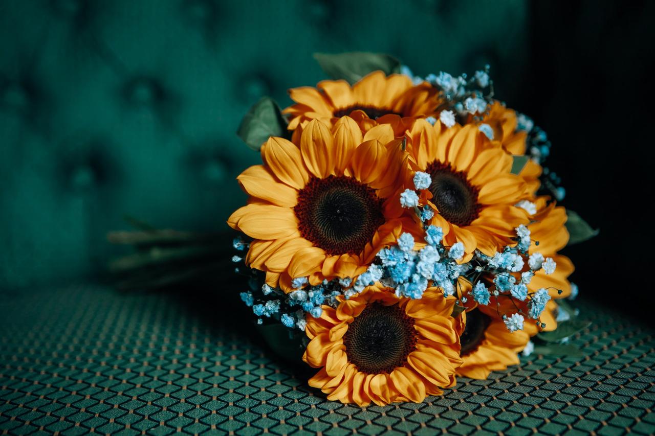 Ramo con girasoles y pequeñas flores azules