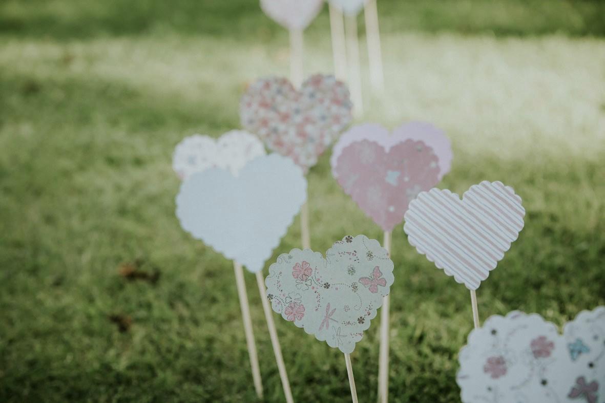 Bodas en color rosa románticas y solidarias: corazones decorativos