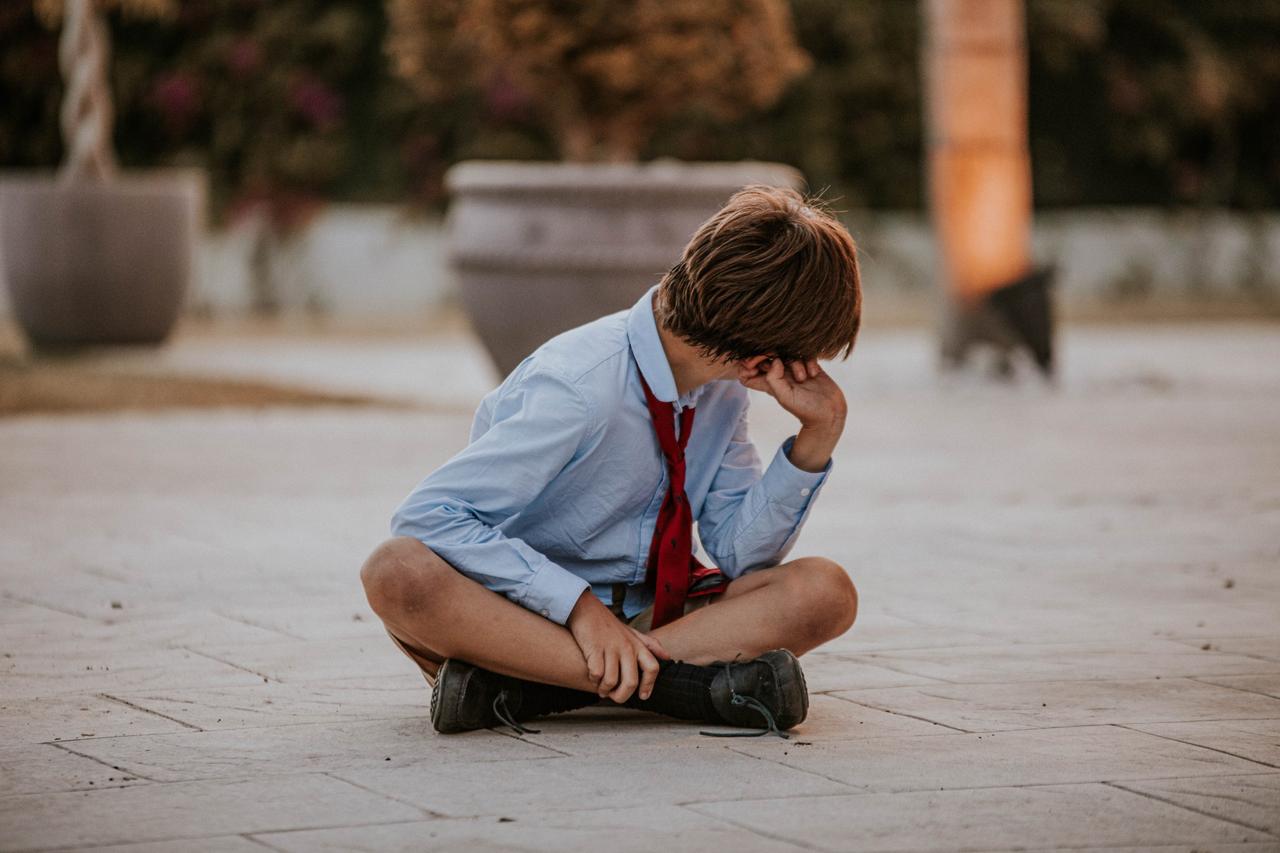 Ideas para bodas con hijos: niño vestido de gala