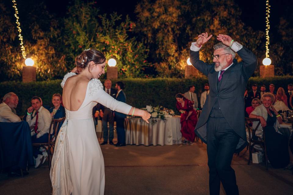 Baile de la novia con su padre: los dos bailando separados, pero muy divertidos