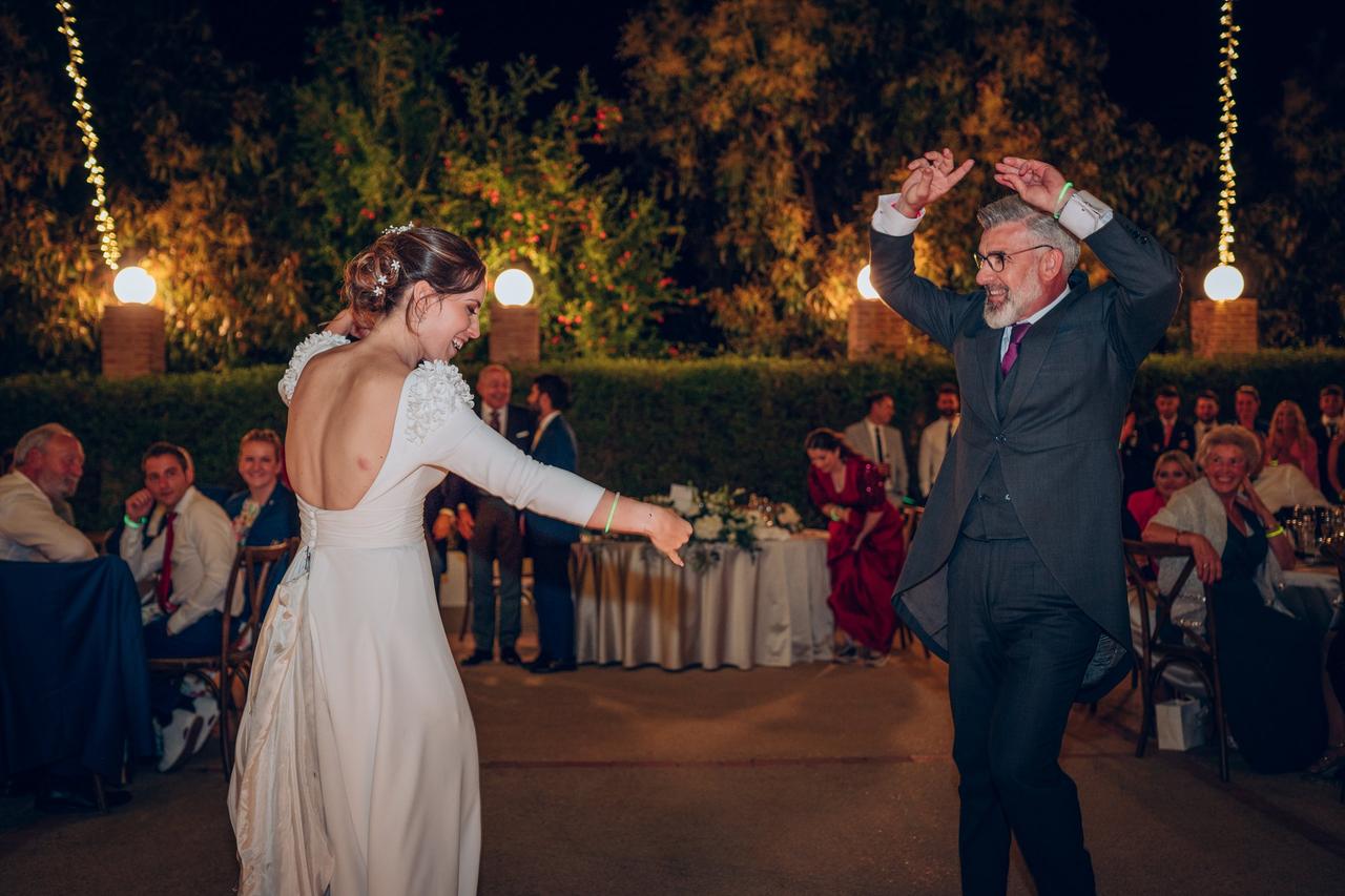 Baile de la novia con su padre: novia bailando con su padre separados, pero muy divertidos