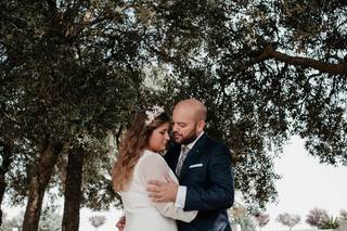 Pareja de novios en la sesión fotográfica de la boda