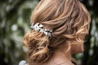 Peinado de novia informal con ondas y tocado de flores