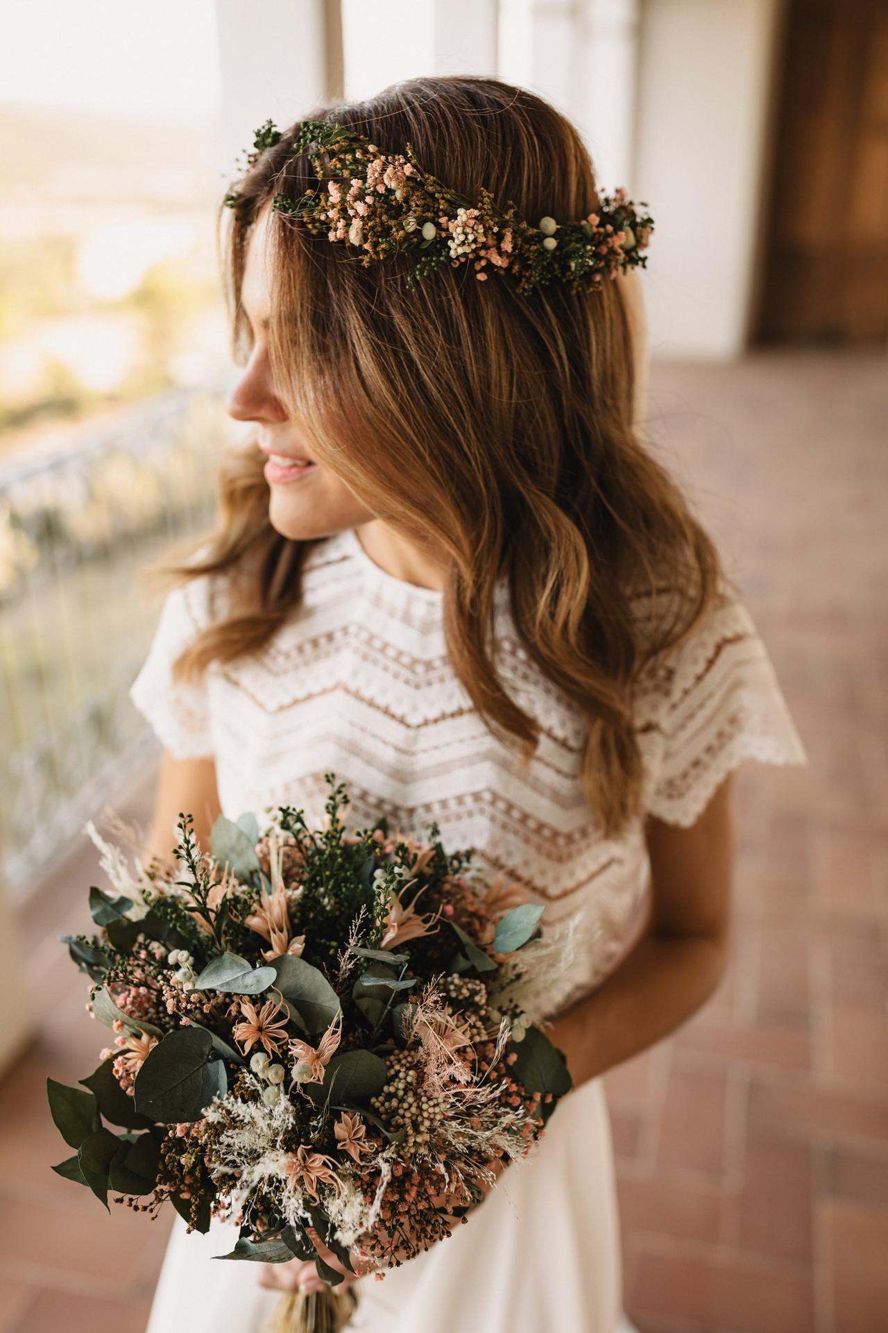 Paloma audible Sedante Coronas de flores para novias: ¡65 ideas para todos los gustos y estilos!