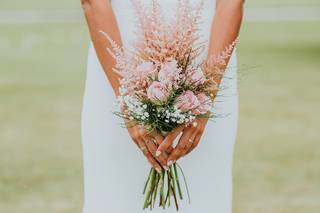 Ramo de novia sencillo con rosas y paniculata