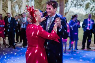 Madrinas de boda: novio y madrina bailando durante la fiesta final de su boda