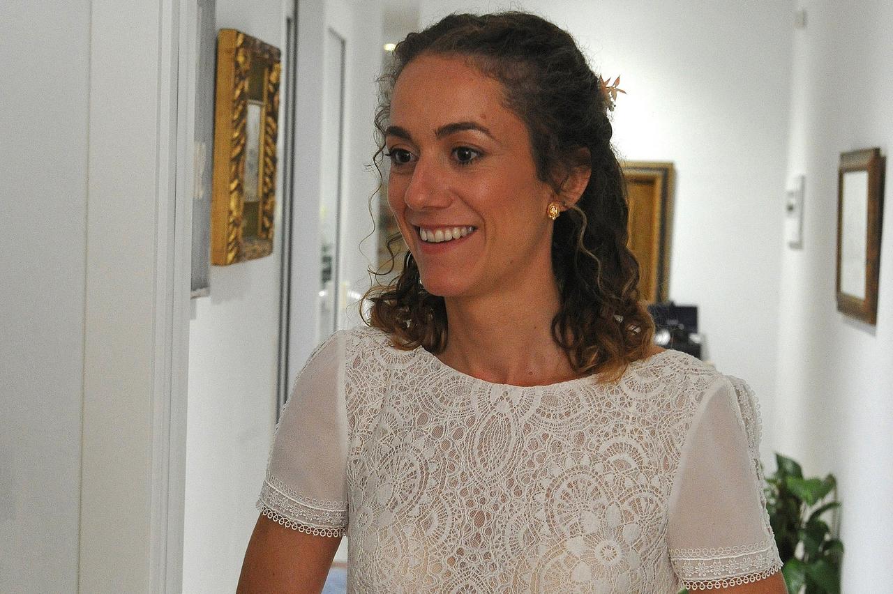 Peinados invitada boda pelo rizado: trenza en pelo moreno rizado corto
