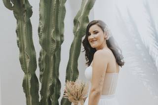 Peinados novia pelo suelto con tocado floral lateral