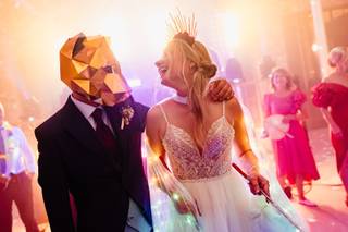 Ideas originales para bodas: pareja de chica y chico con una máscara de animal en 3D