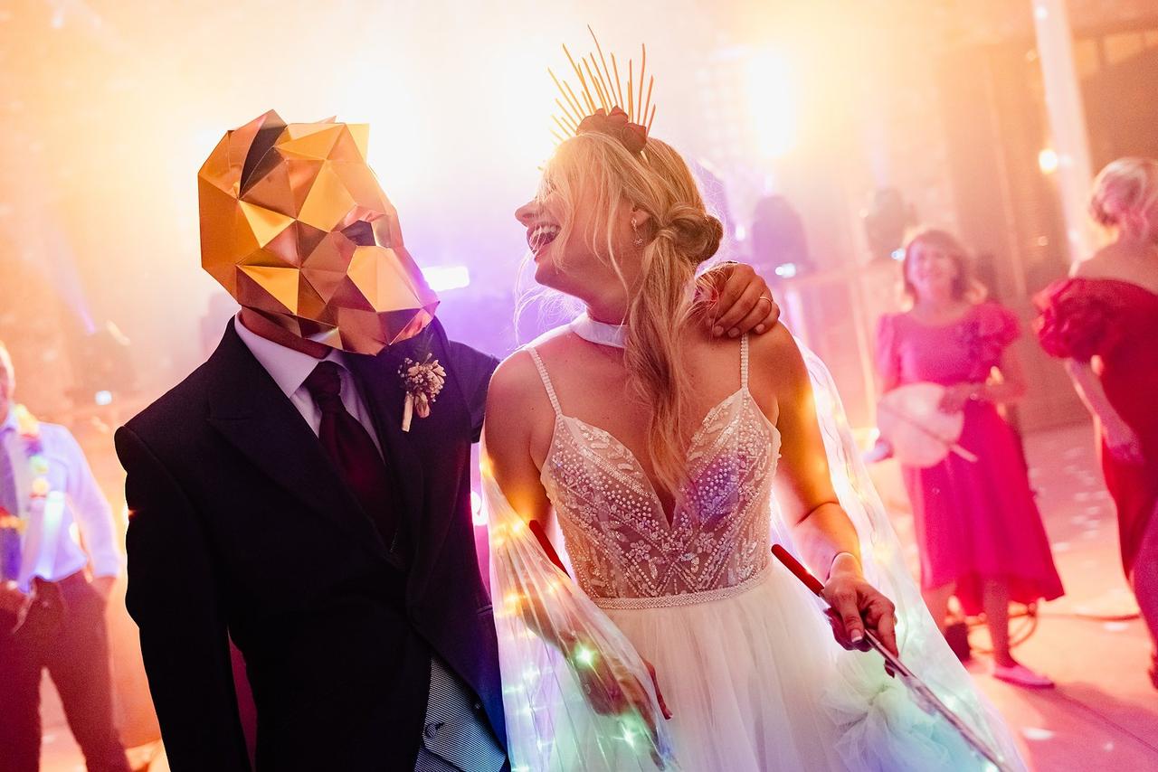 Ideas originales para bodas: pareja de chica y chico con una máscara de animal en 3D