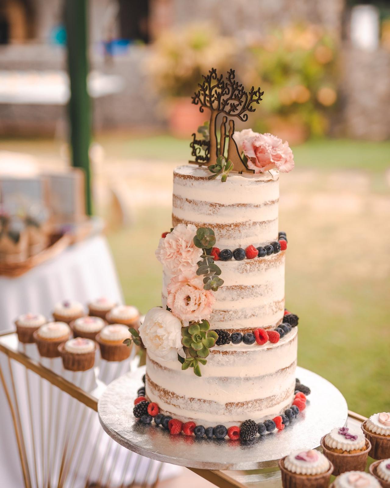 Tarta de boda naked cake con flores