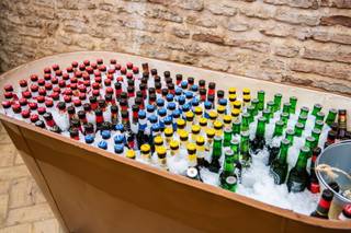 Bañera cervezas boda con muchas variedades diferentes