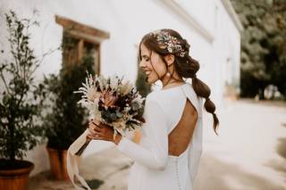 Coleta burbuja para novias con tocado brillante y vestido de espalda descubierta