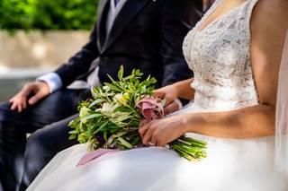 ramo de novia sencillo con tonos verdes y adorno rosa