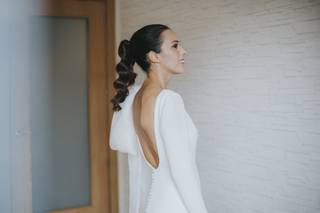 Peinado para la novia con una coleta con ondas muy marcadas