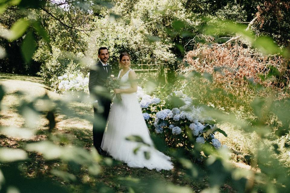 Pareja de recién casados feliz durante la sesión fotográfica el día de la boda