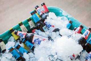 Cerveza boda en botellas de cristal con hielo