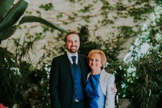 Madrinas de boda: novio y madrina posan muy sonrientes para una foto