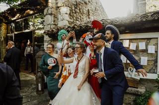 Novia y amigos en un photocall de boda inspirado en Harry Potter
