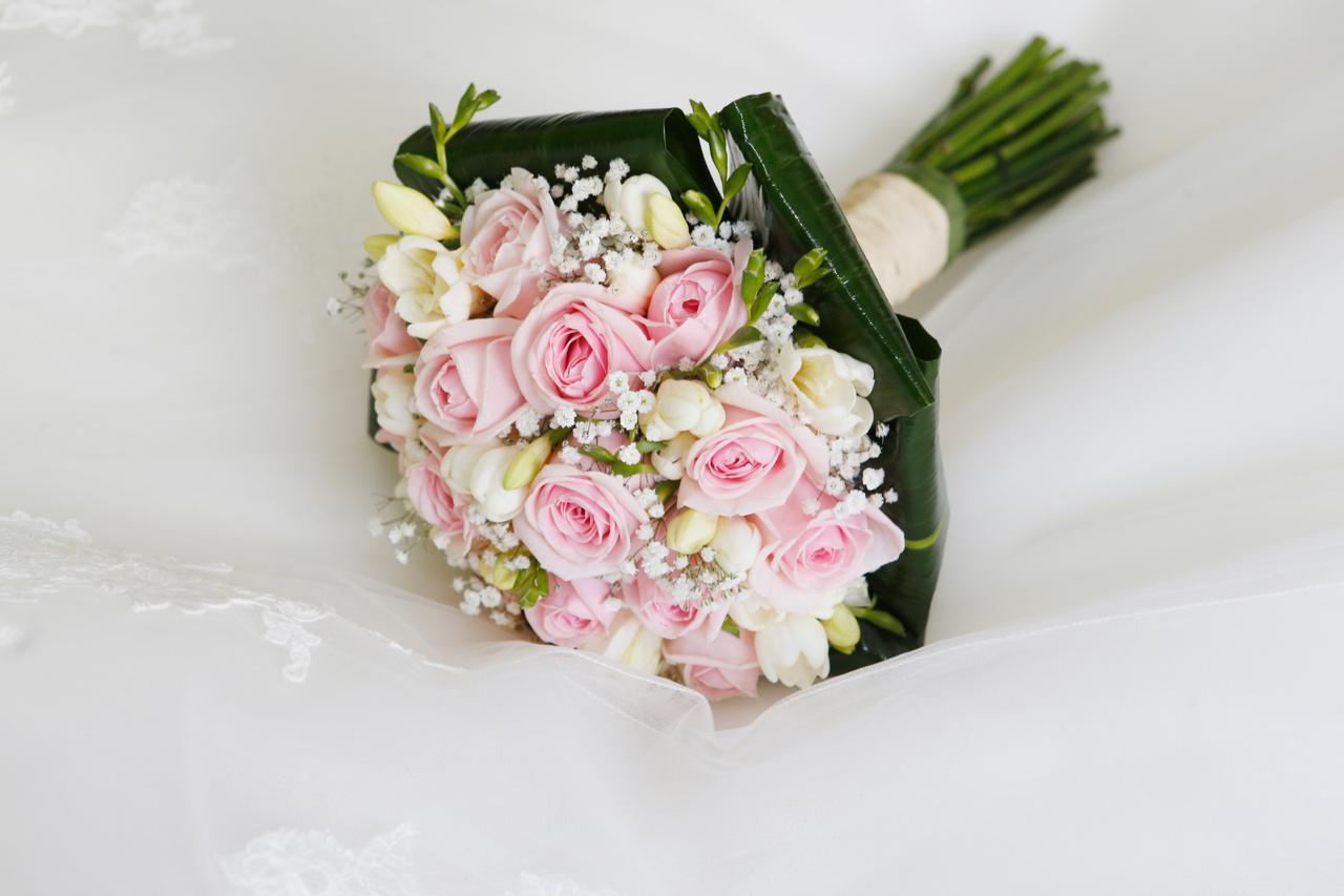 ramo de novia sencillo con paniculata y dulces rosas