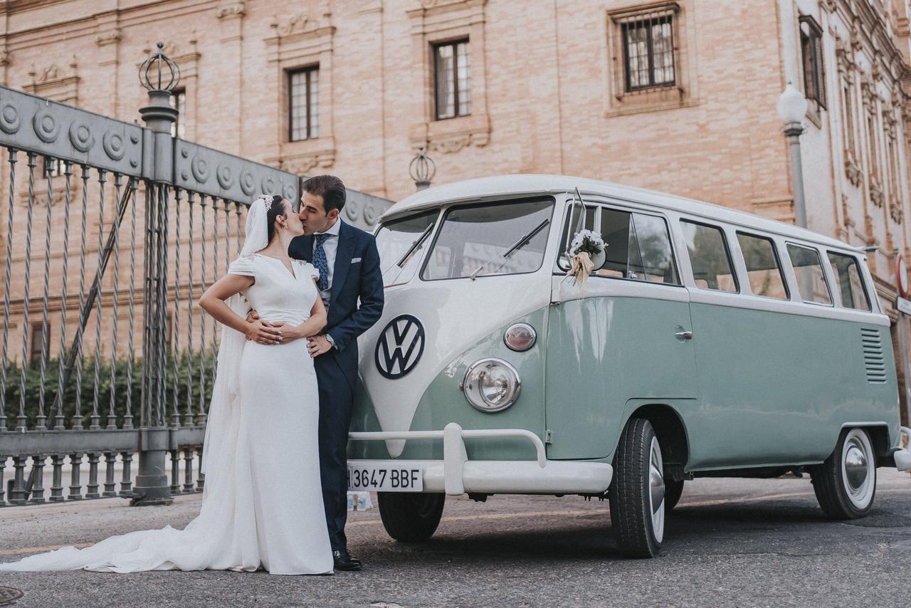 Pareja de recién casados besándose el día de la boda
