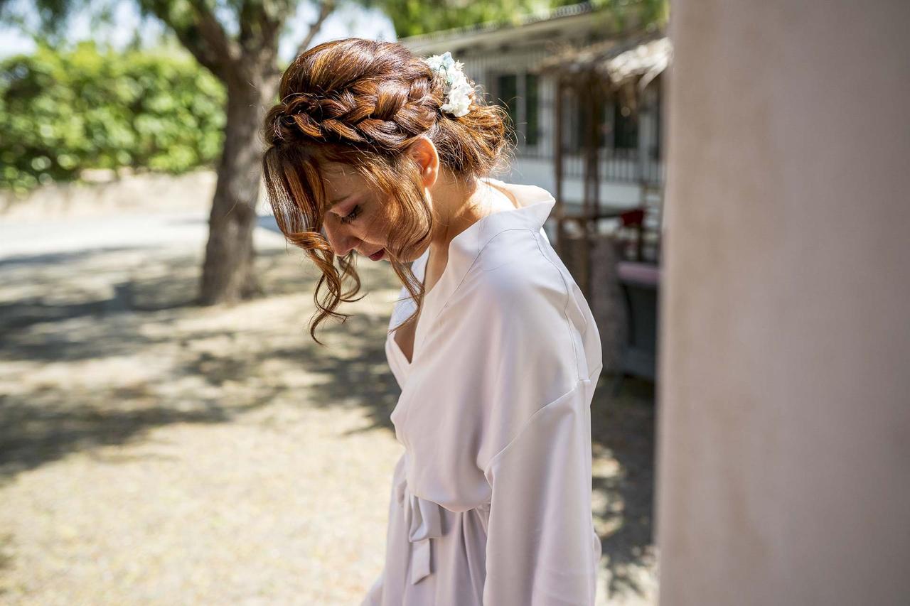 Peinado trenza: chica con un recogido trenzado con mechones sueltos