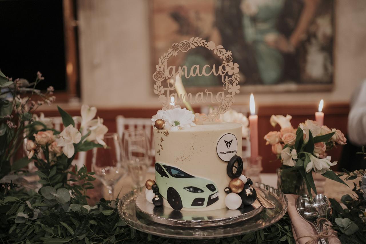 Tarta de boda con elementos decorativos relacionados con los coches