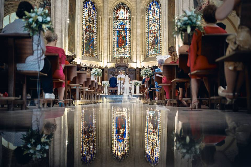 Segunda lectura de boda religiosa: interior de una iglesia durante la celebración de una boda con la pareja en el altar