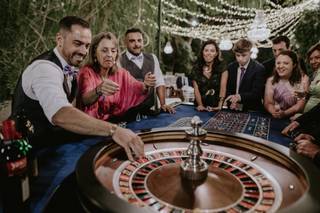 Ideas originales para bodas: gente elegantemente vestida jugando a la ruleta en un exterior