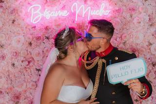 Ejemplos de photocall con neones en color rosa